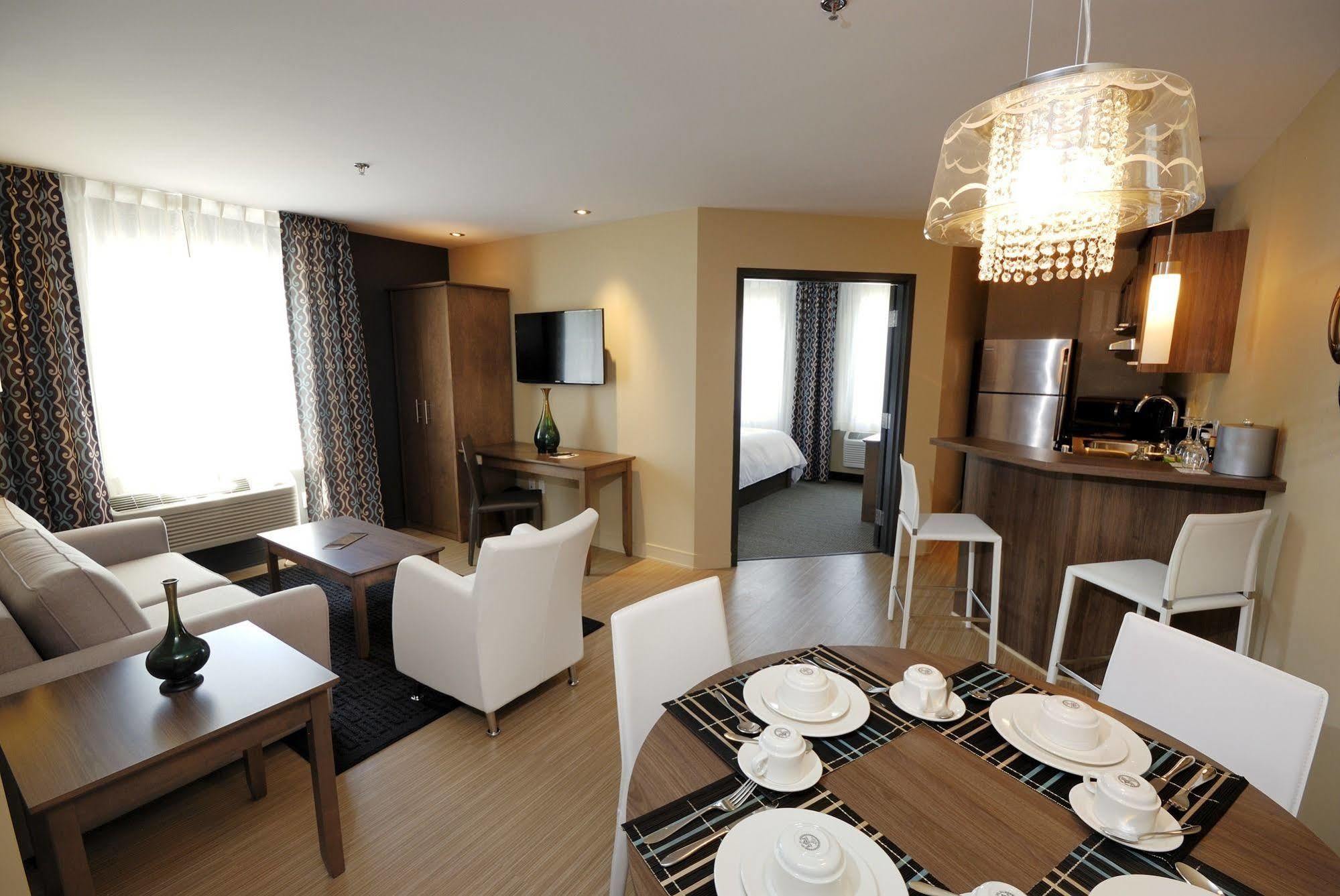 Imperia Hotel Et Suites Terrebonne Esterno foto